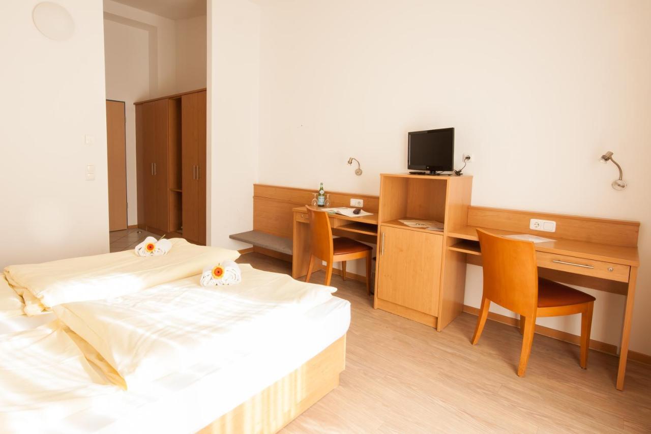 Gastehaus Olympia Reitanlage Munchen-Riem Bed and Breakfast Εξωτερικό φωτογραφία