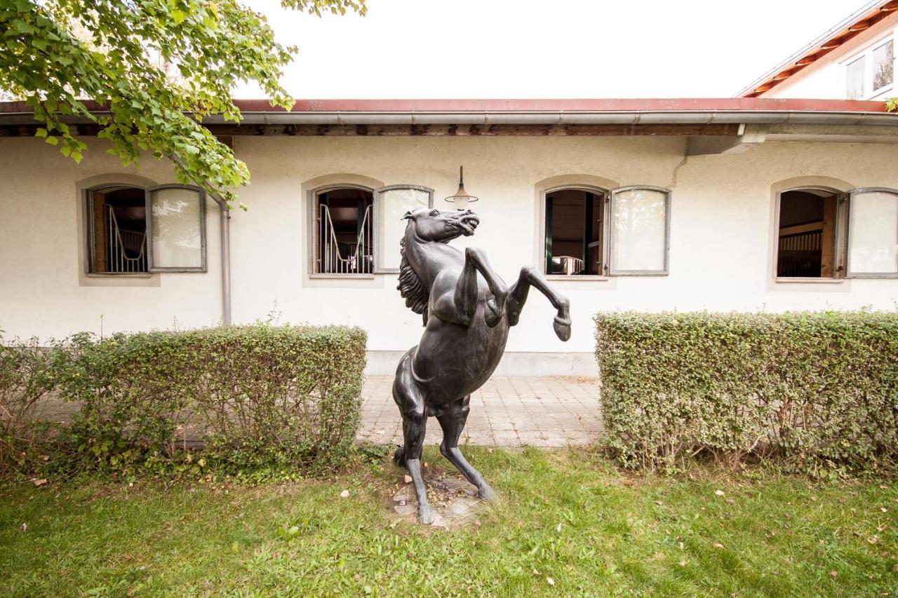 Gastehaus Olympia Reitanlage Munchen-Riem Bed and Breakfast Εξωτερικό φωτογραφία