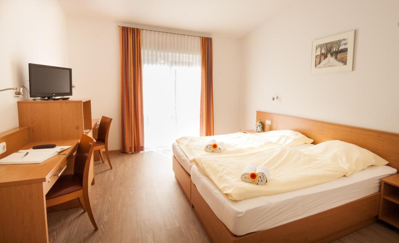 Gastehaus Olympia Reitanlage Munchen-Riem Bed and Breakfast Εξωτερικό φωτογραφία