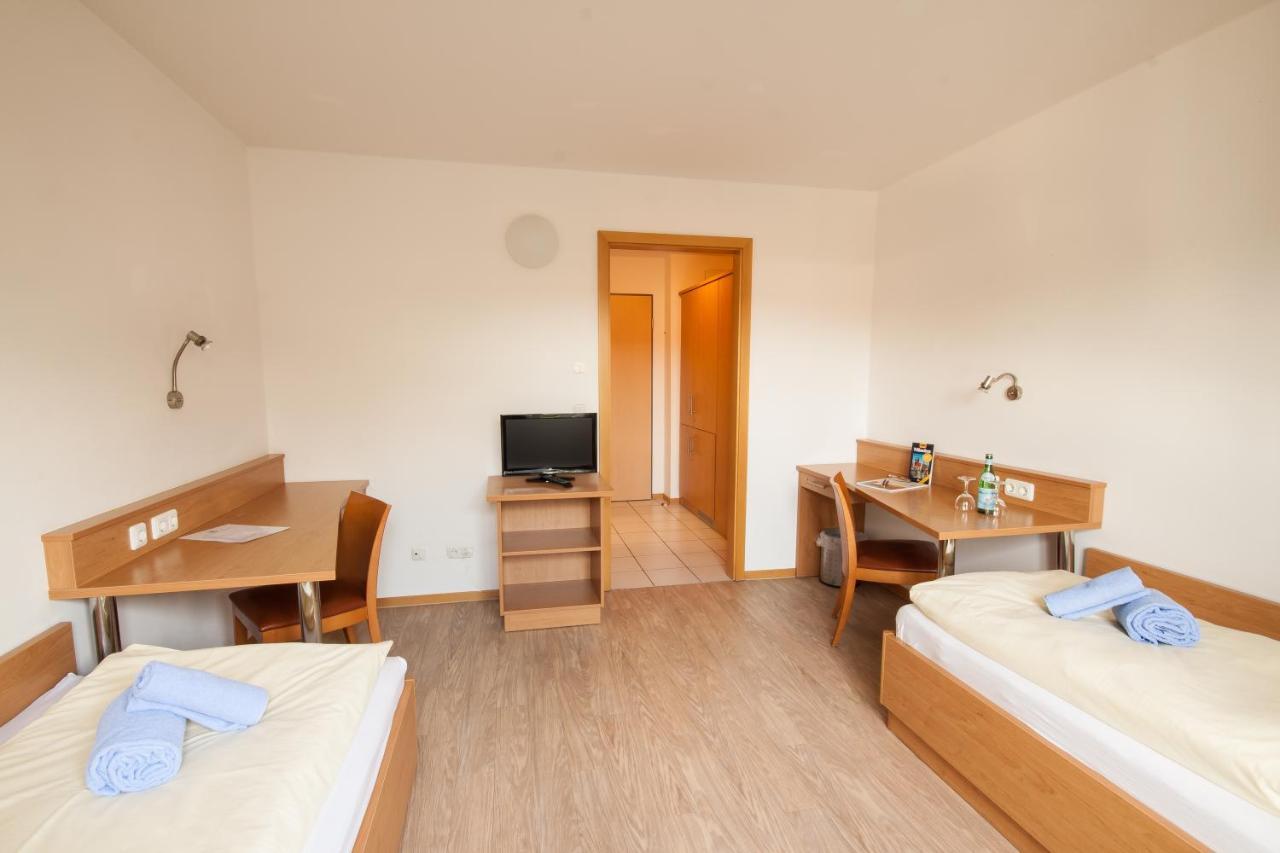 Gastehaus Olympia Reitanlage Munchen-Riem Bed and Breakfast Εξωτερικό φωτογραφία